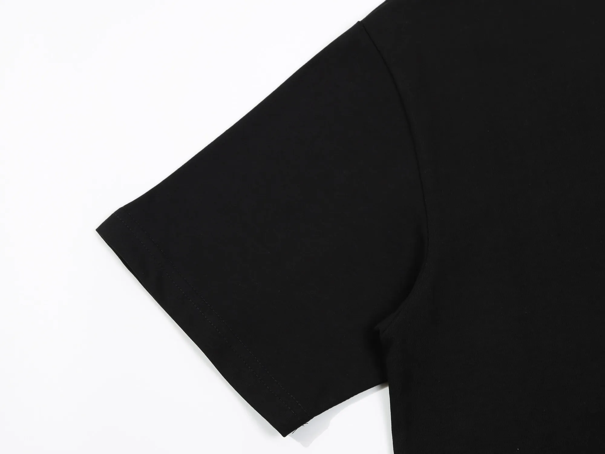 🅿️160 Stone Island Short Sleeve - Made of 280g double yarn pure cotton, the fabric color is custom-dyed and will not shrink or fade. Comfortable to the touch and super texture❤️Full set of accessories. A must-have for trendy men and trendy women, the classic off-shoulder slightly wide version is available exclusively from stock!           ⚠ Top version official website quality ❕ Color: White Black Size: S M L XL Crowd: Same style for men and women